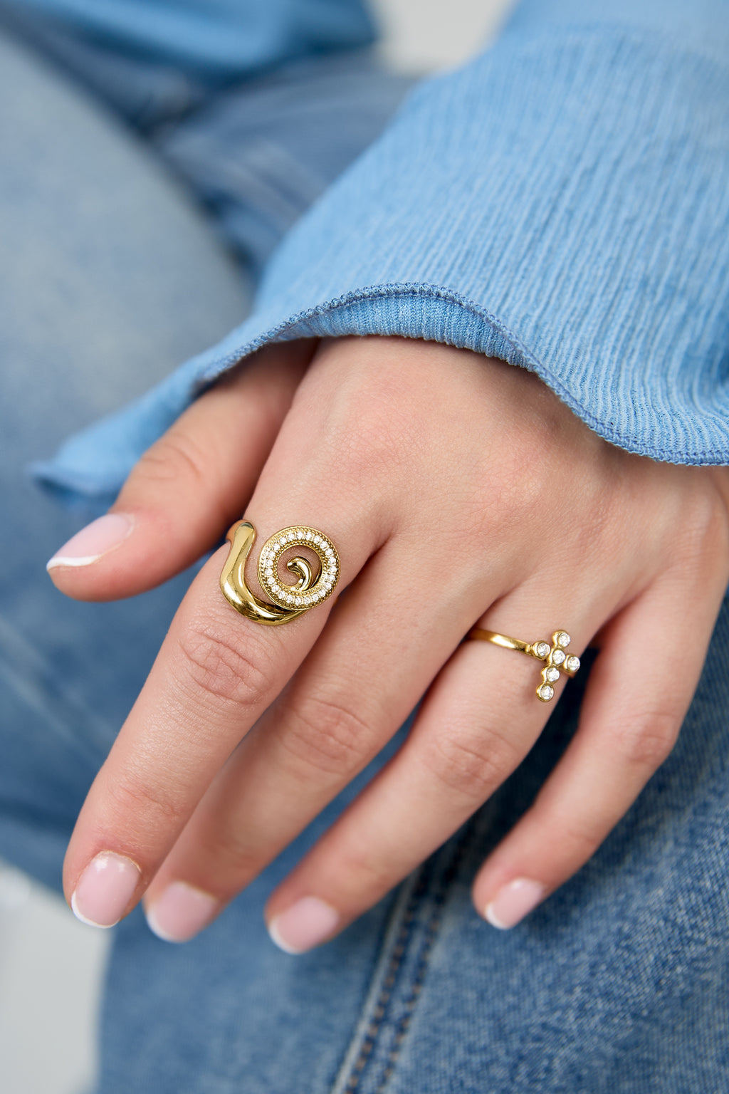 Anillo llamativo de concha espiral con piedras