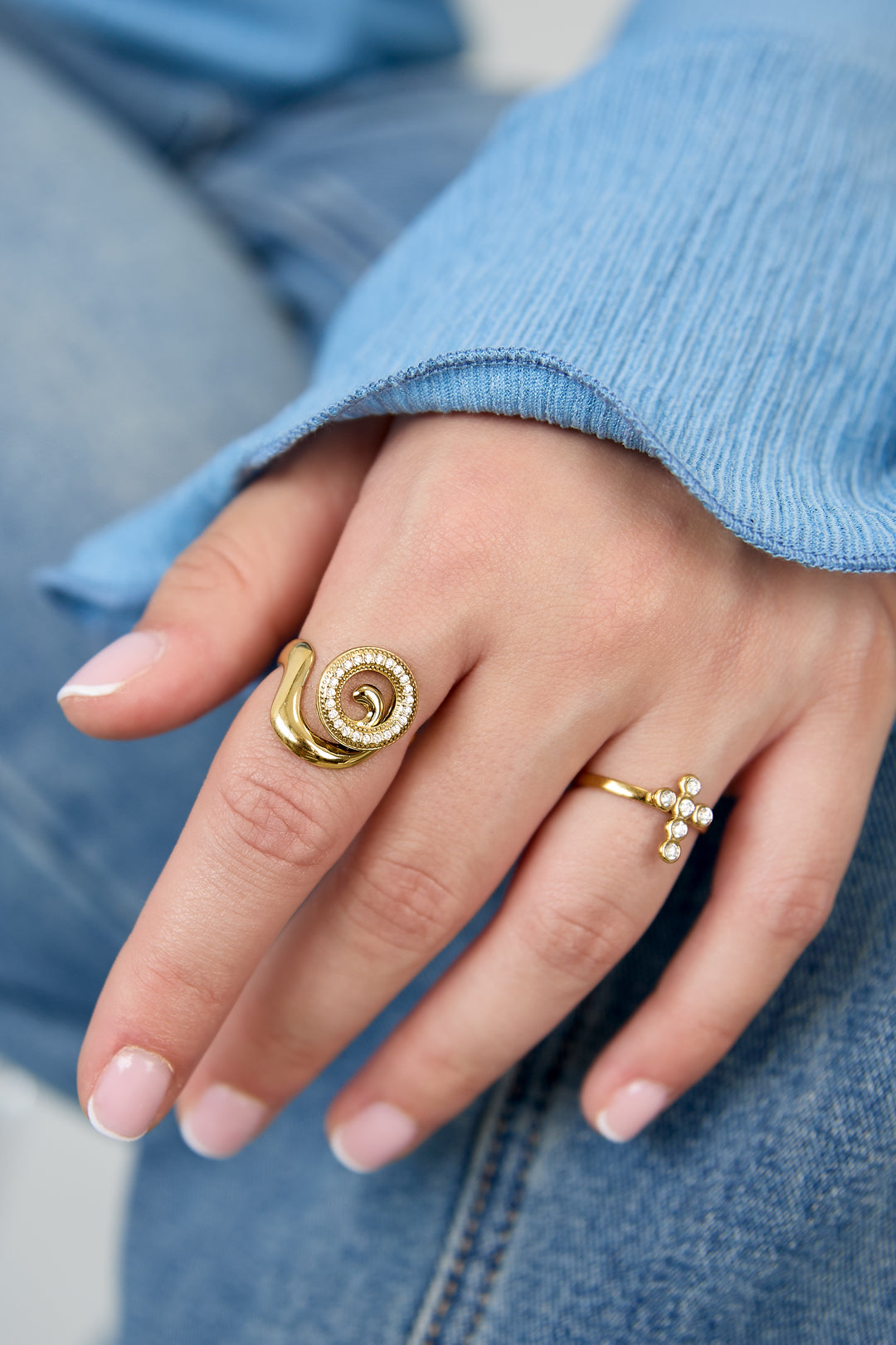 Anillo llamativo de concha espiral con piedras
