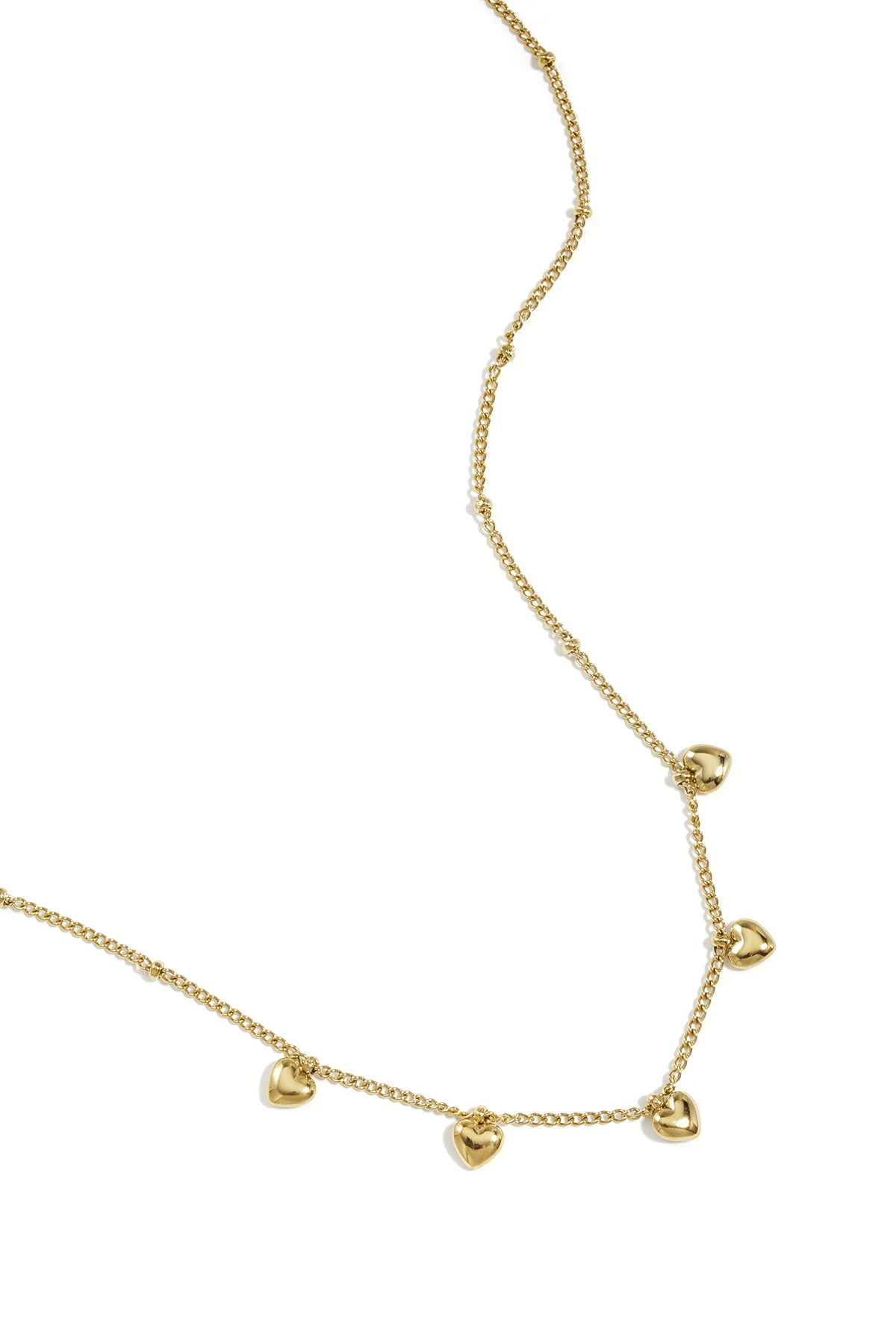 Collar minimalista con pequeños corazones