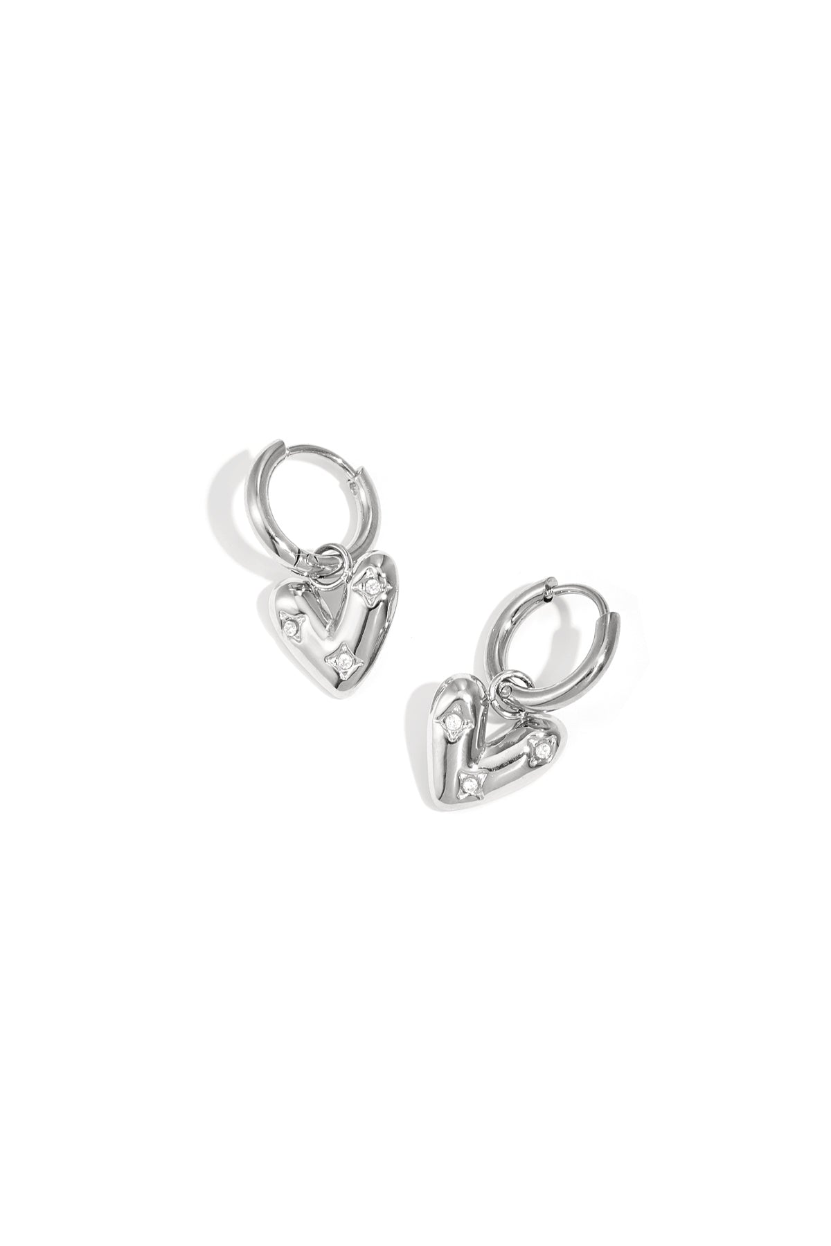 Pendientes con colgante en forma de corazón y circonita.