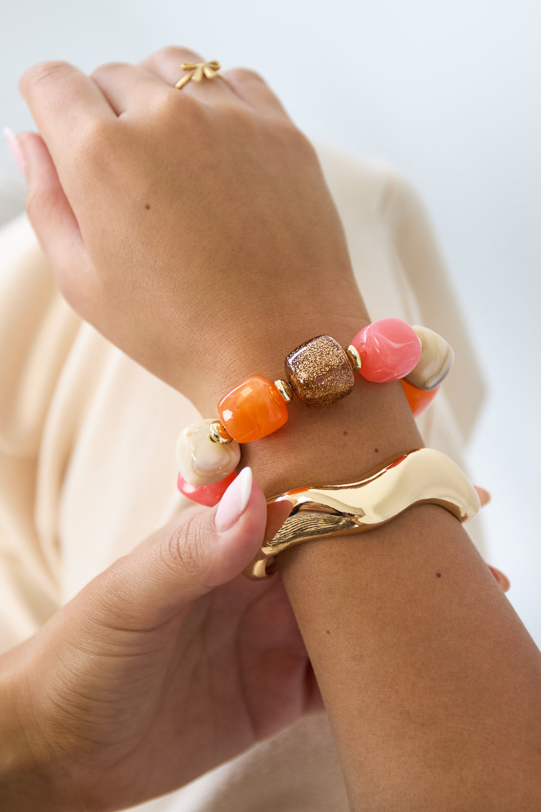 Pulsera de cuentas con cuentas brillantes llamativas