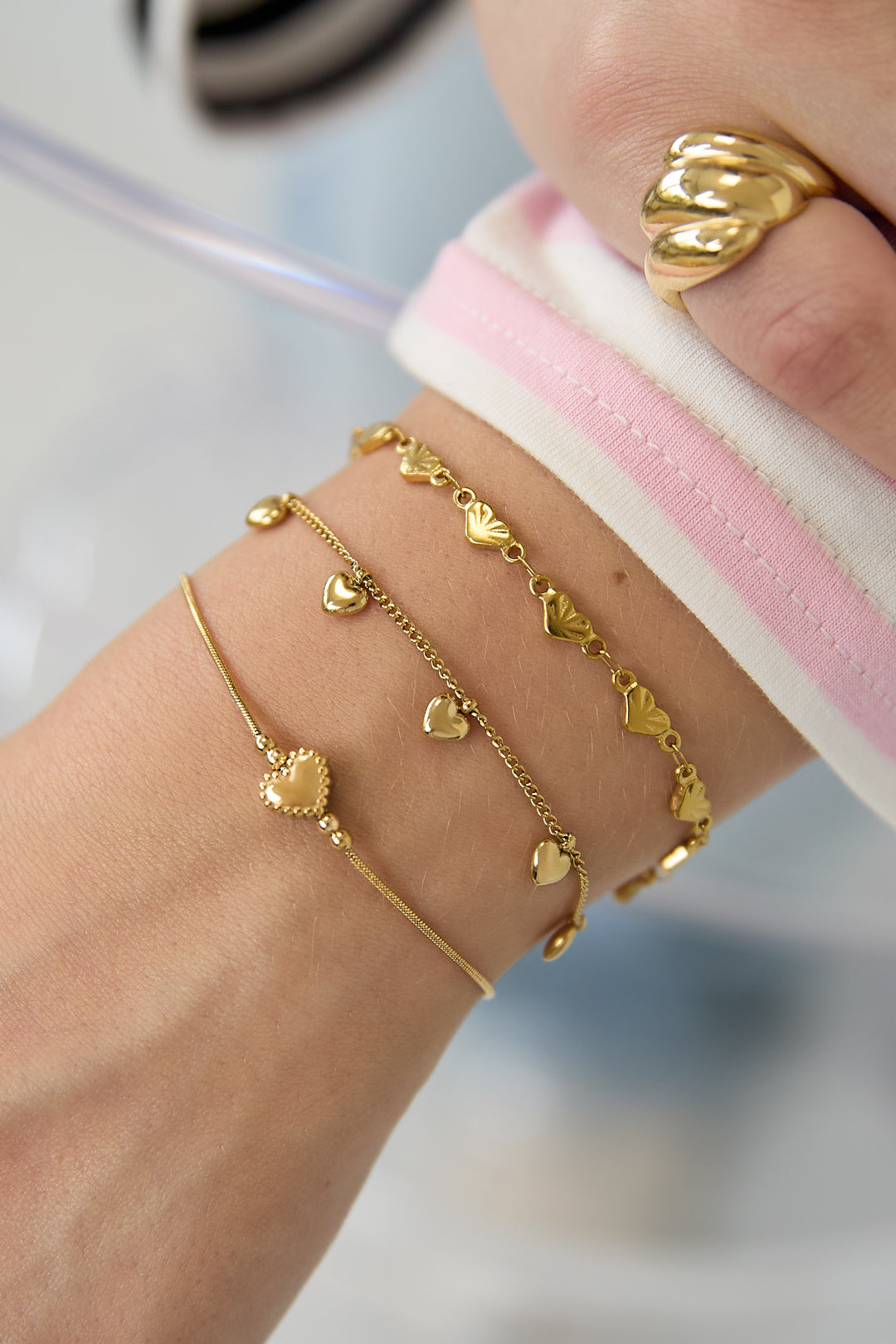 Pulsera minimalista con corazón decorado