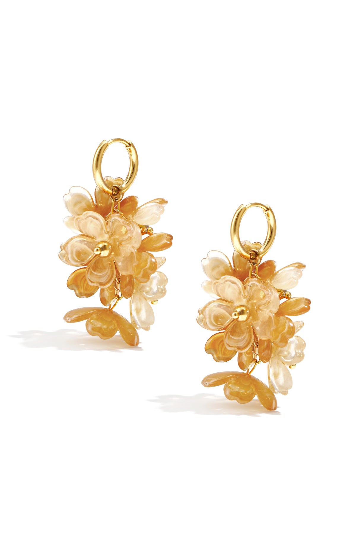 Pendientes con una guirnalda de flores colgante