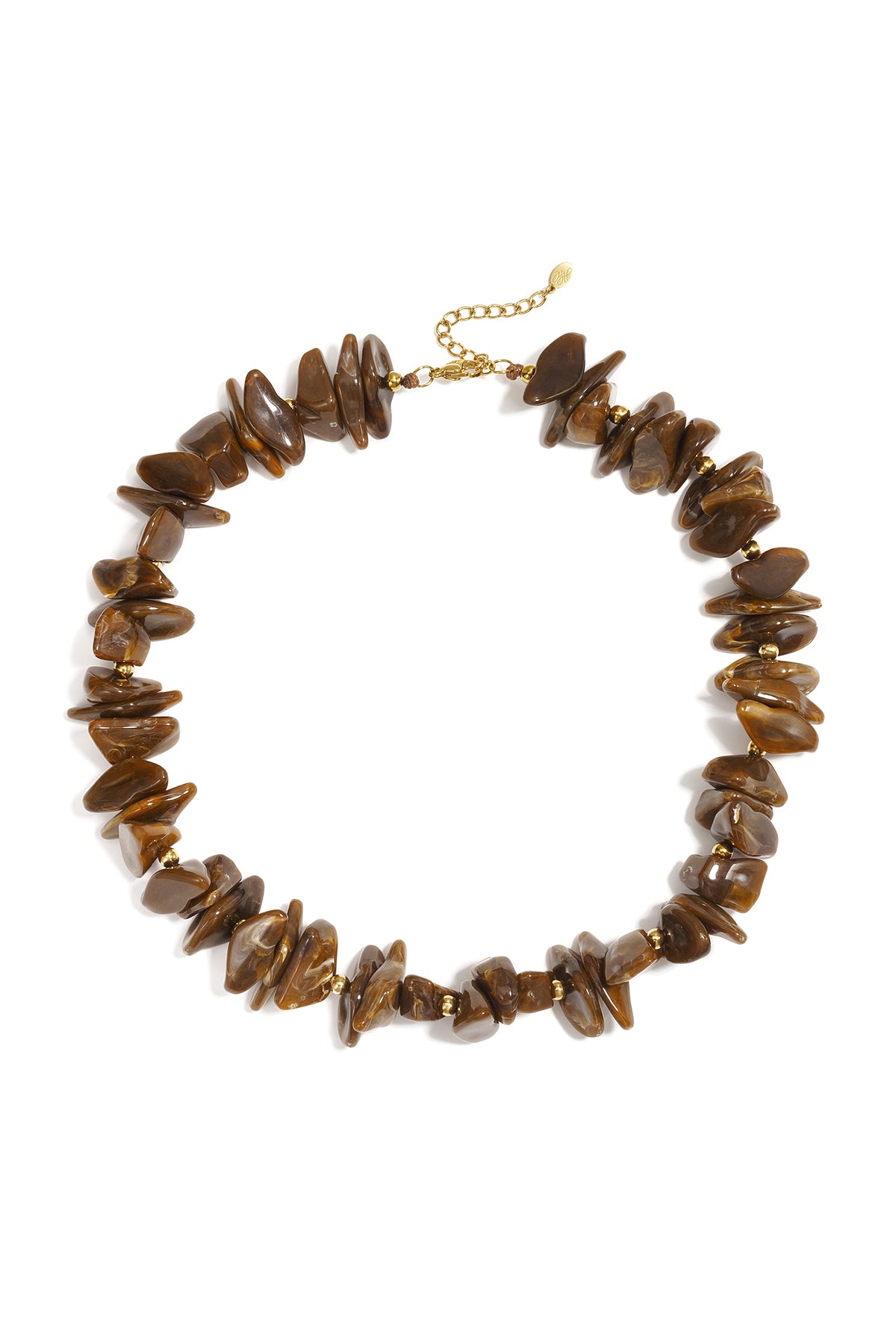 Collar de cuentas con piedras de diferentes formas y colores.