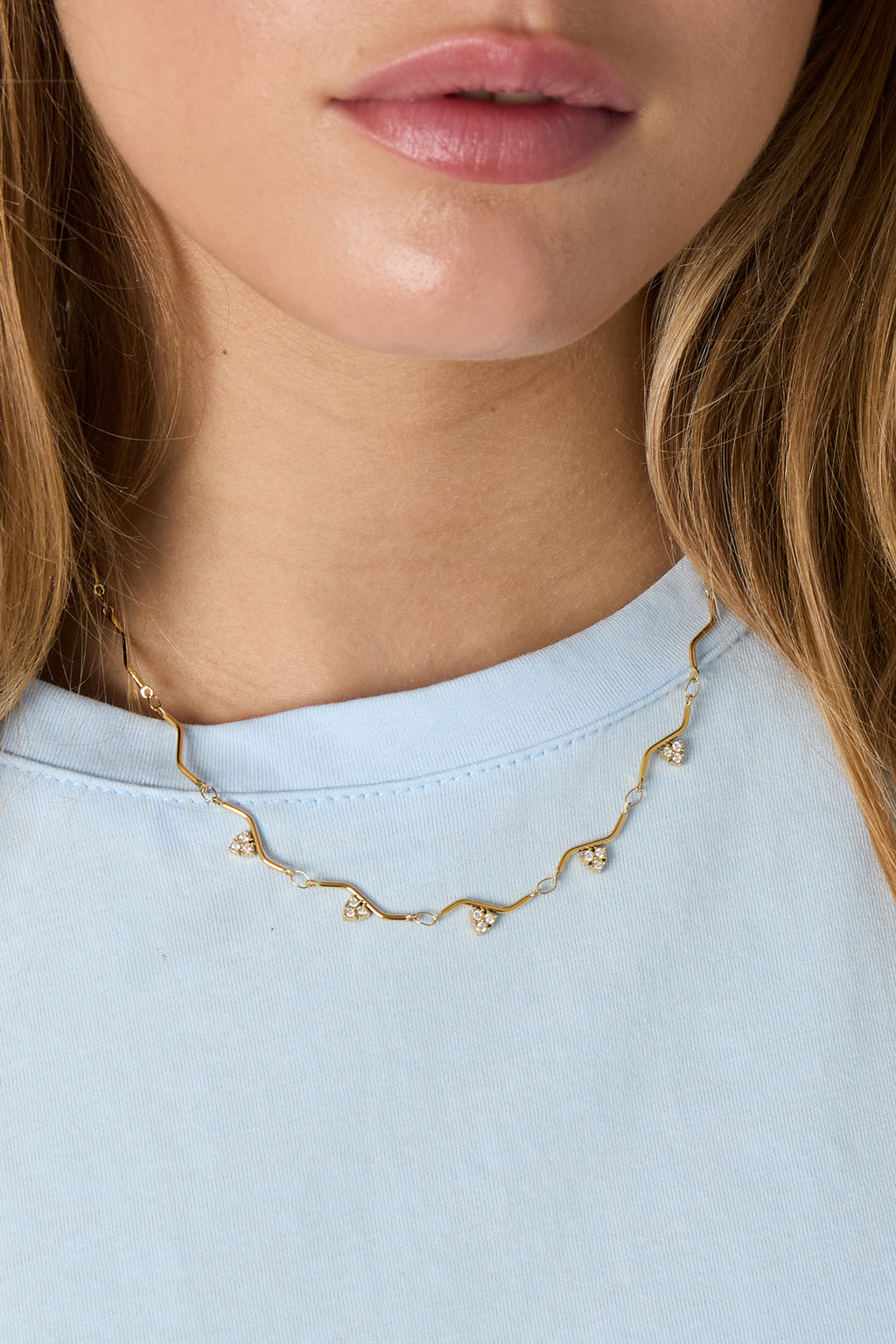 Collar con diseño en zigzag y piedras