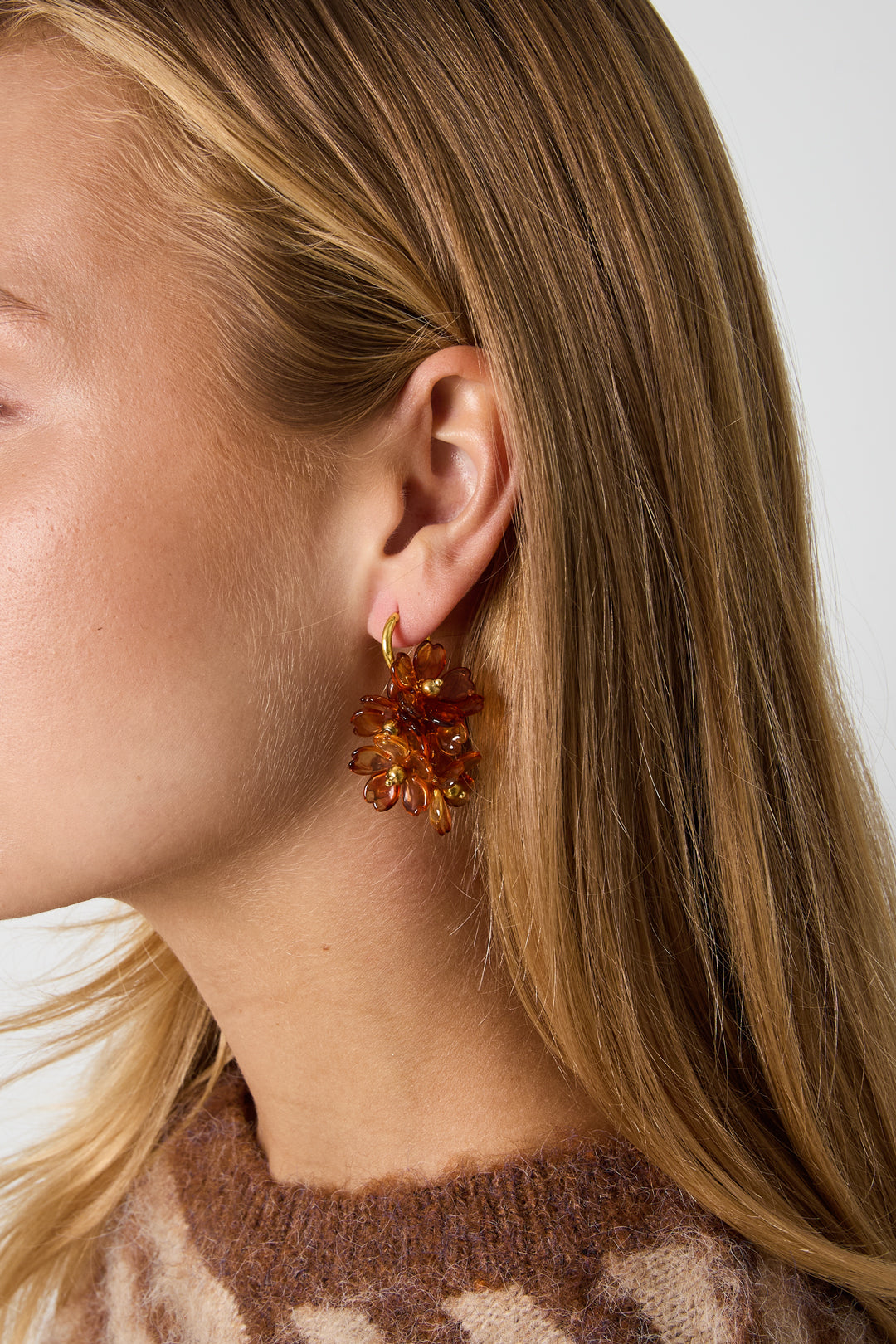 Pendientes con una guirnalda de flores colgante
