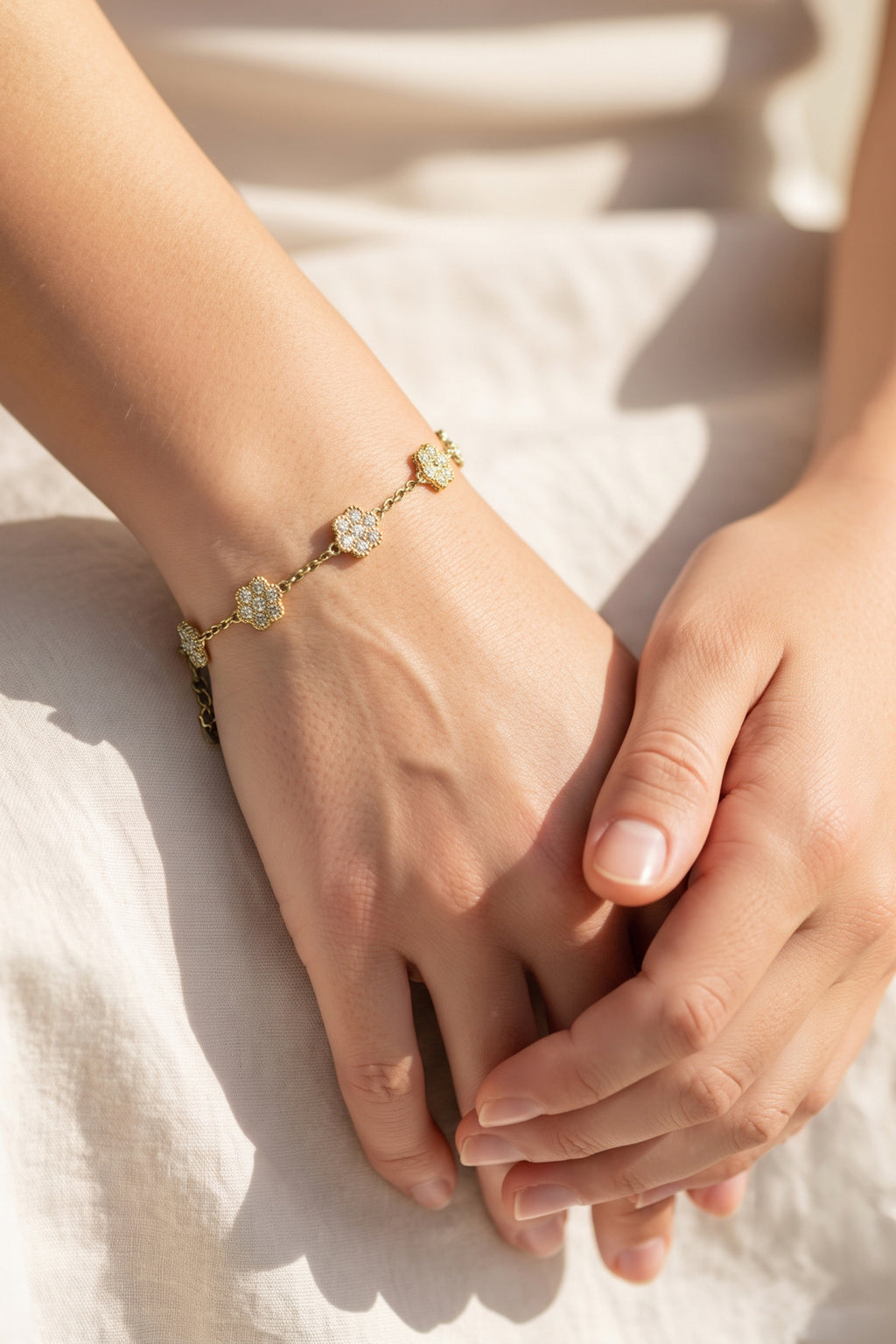 Elegante pulsera con flores engastadas con circonitas.