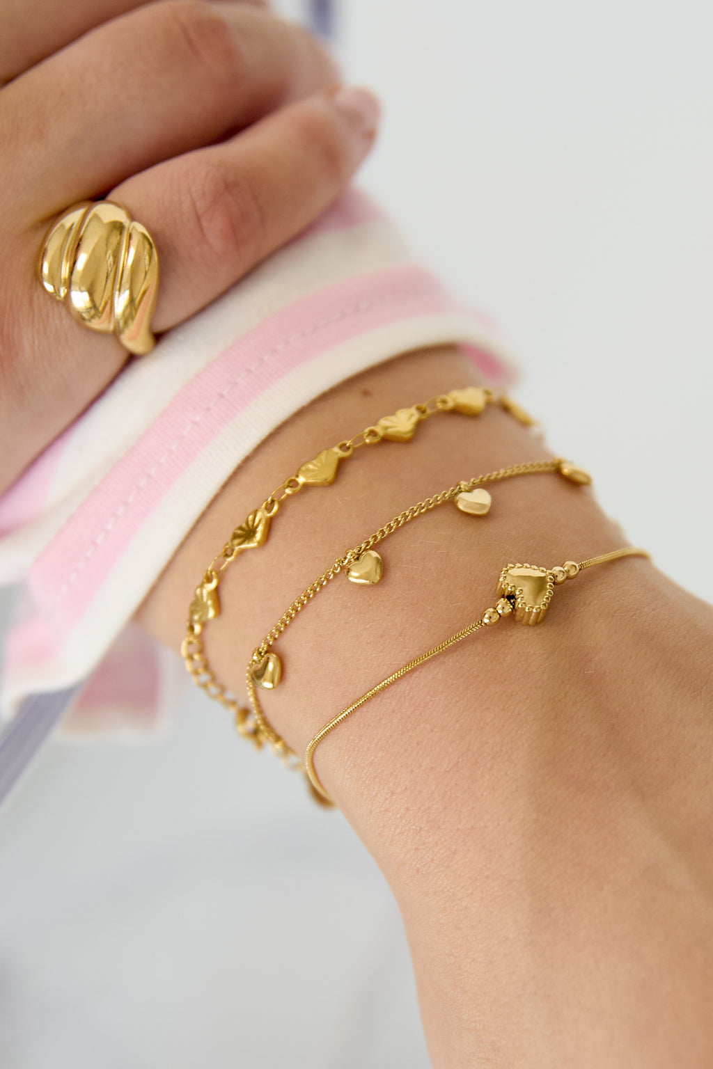 Pulsera con pequeños corazones colgantes