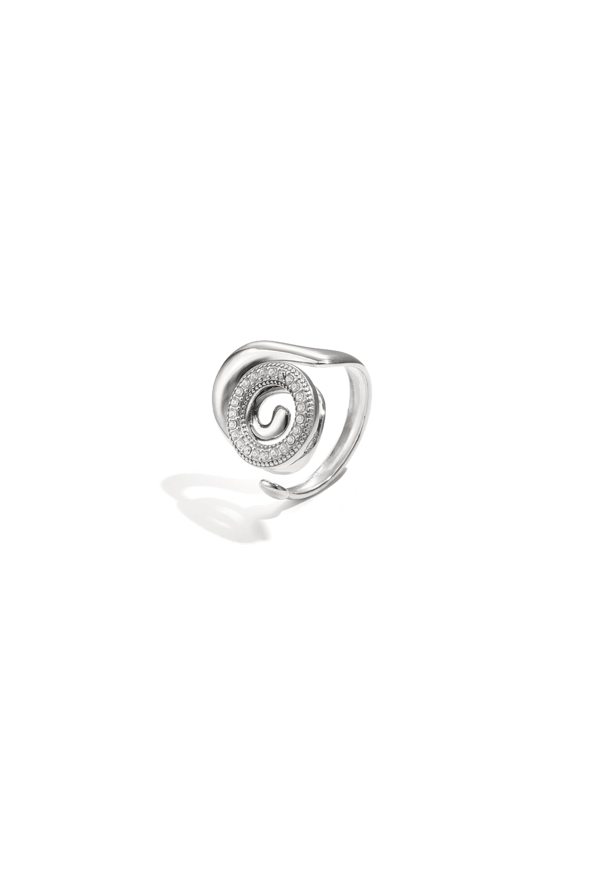 Anillo llamativo de concha espiral con piedras