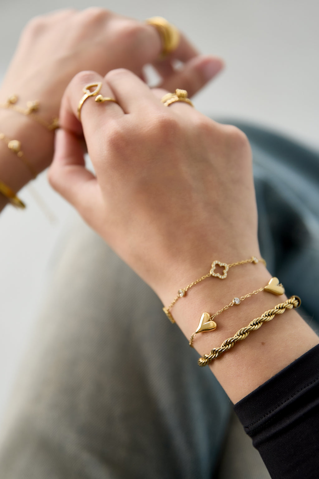 Pulsera con tres corazones macizos y piedras