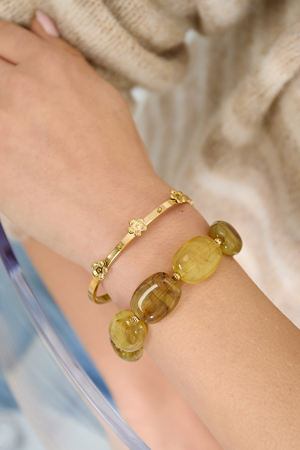 Pulsera con detalles florales