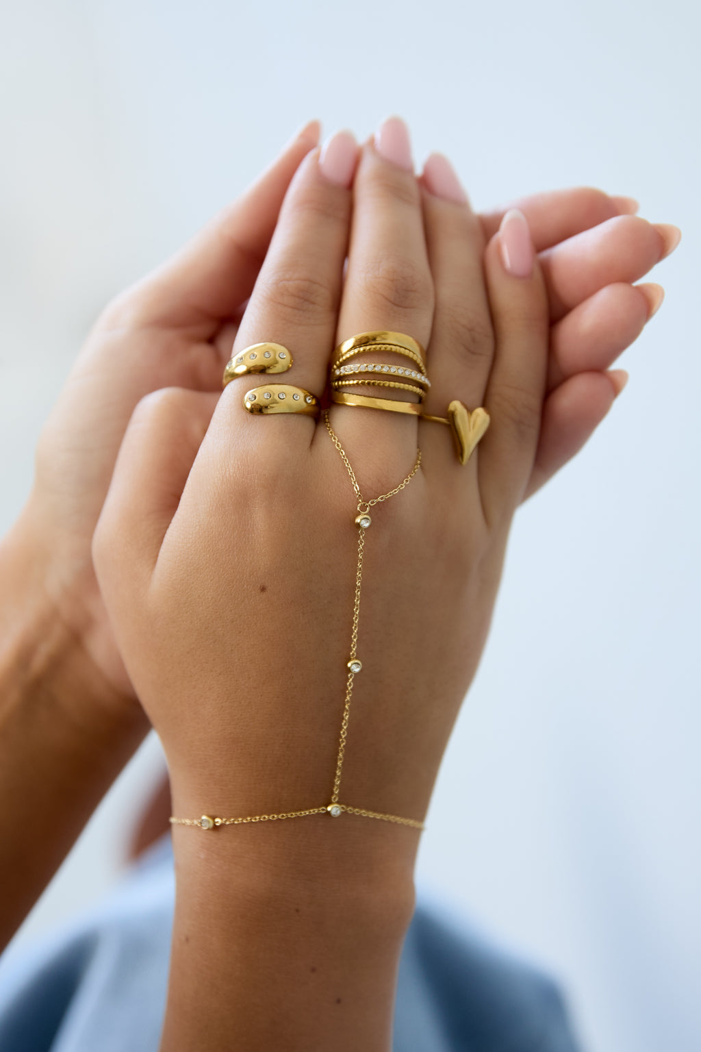 Cadena de mano con piedras asimétricas