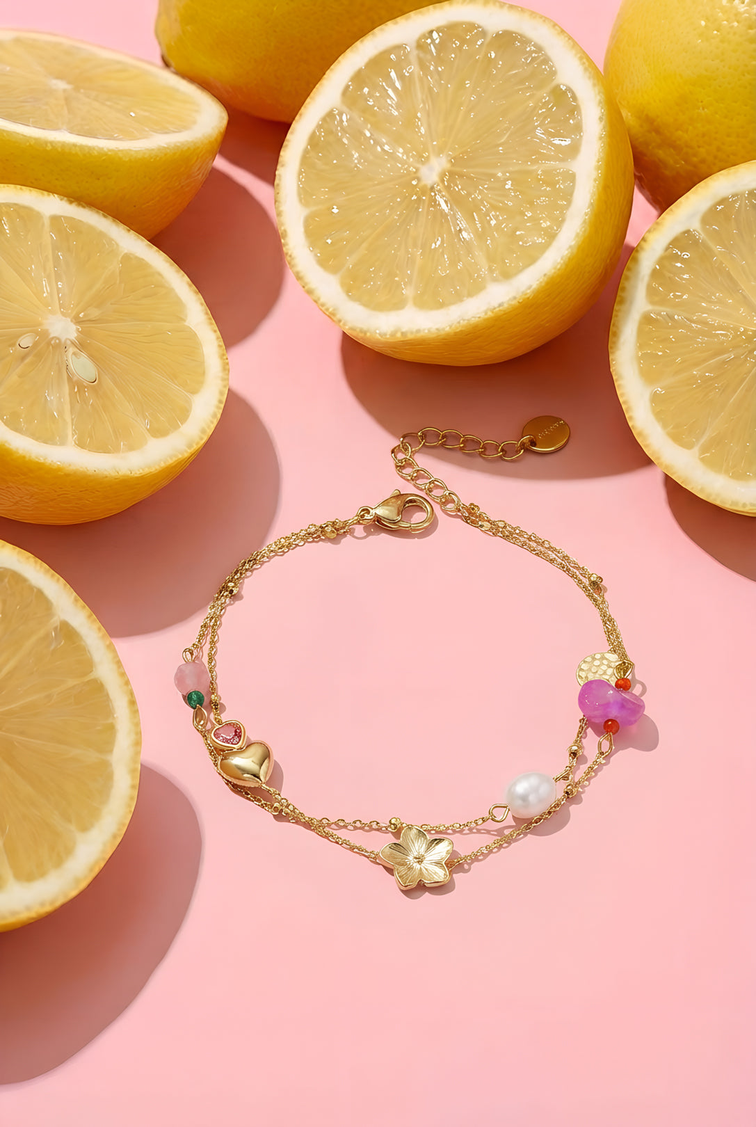 Pulsera con dije de corazón, flor, perla y cuentas