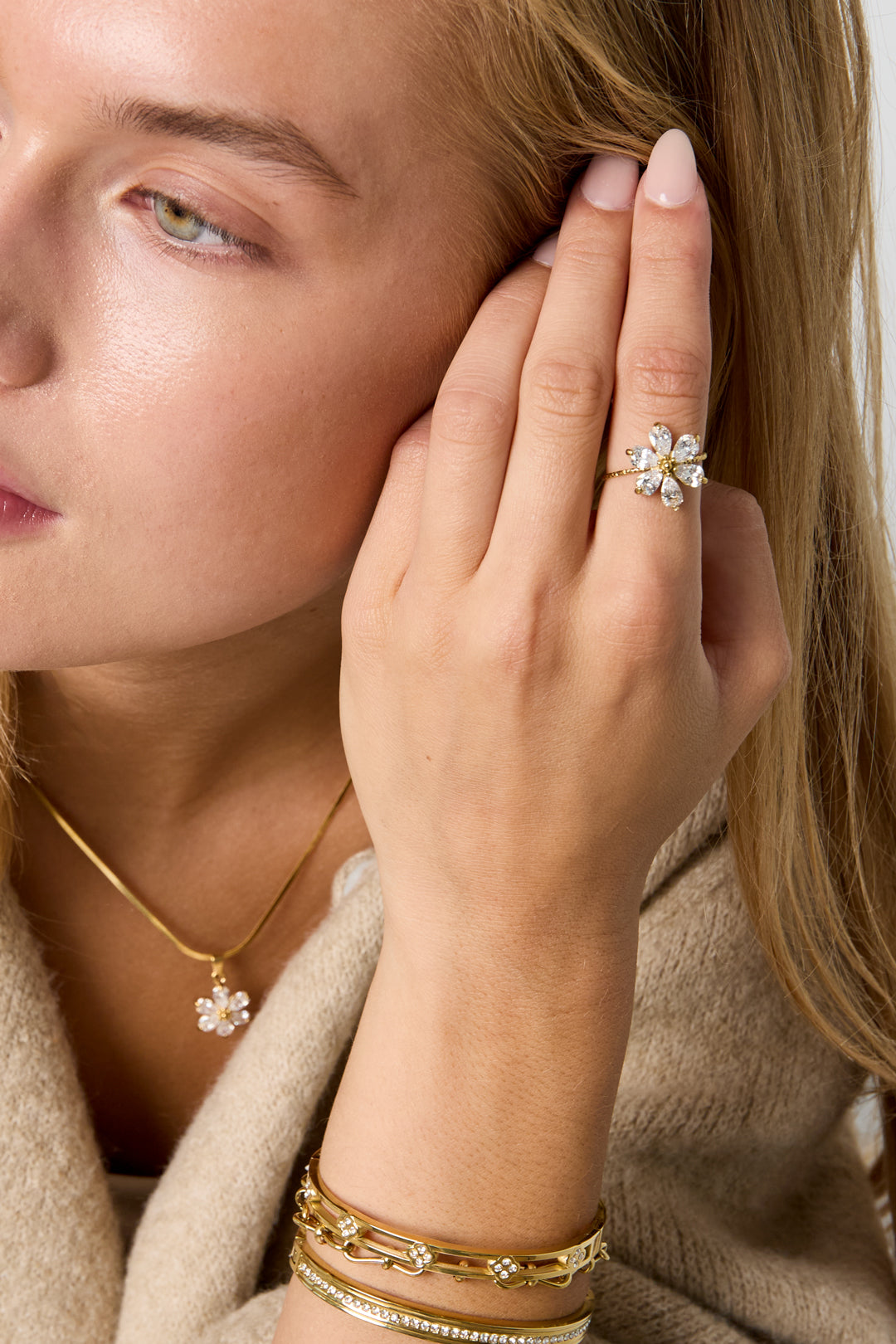 Anillos llamativos con diseño floral