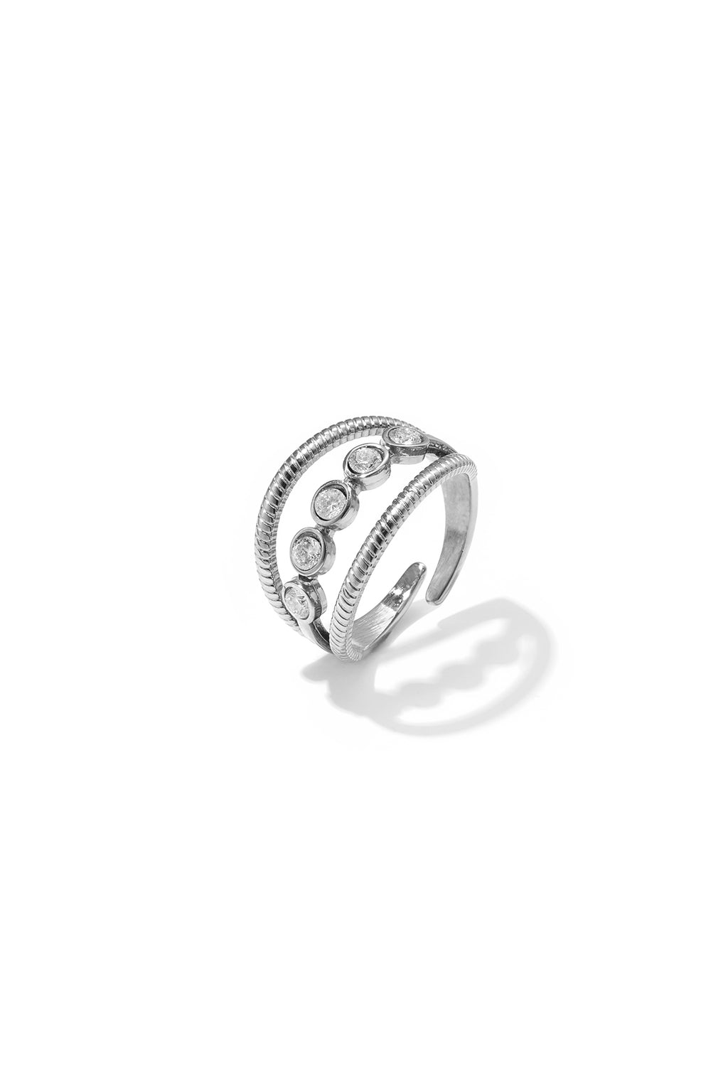 Anillo en capas con piedras
