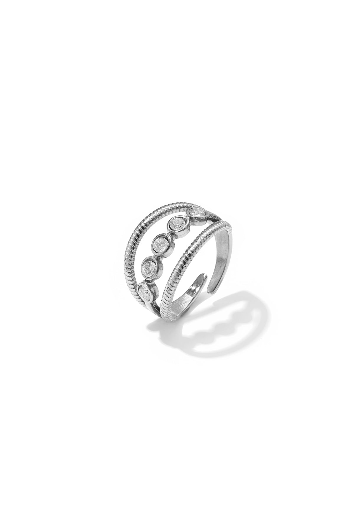 Anillo en capas con piedras
