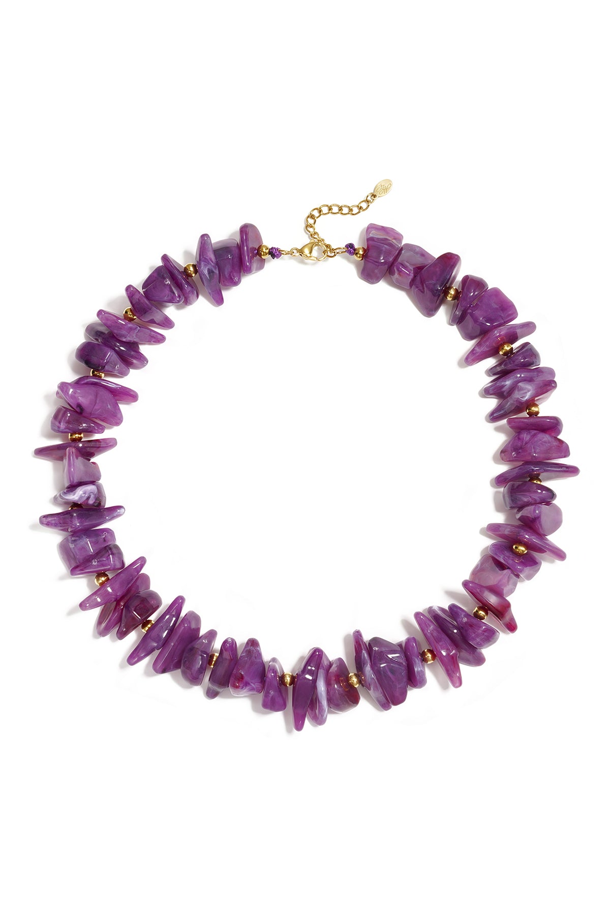 Collar de cuentas con piedras de diferentes formas y colores.