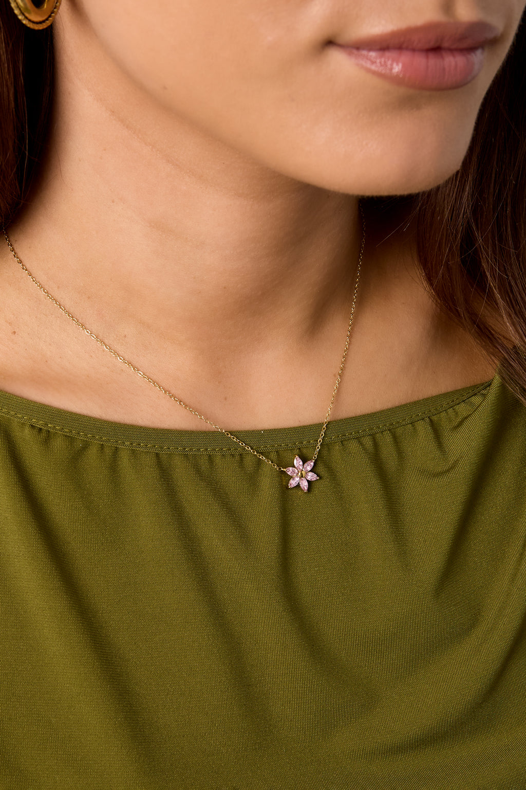 Collar con flor de pedrería