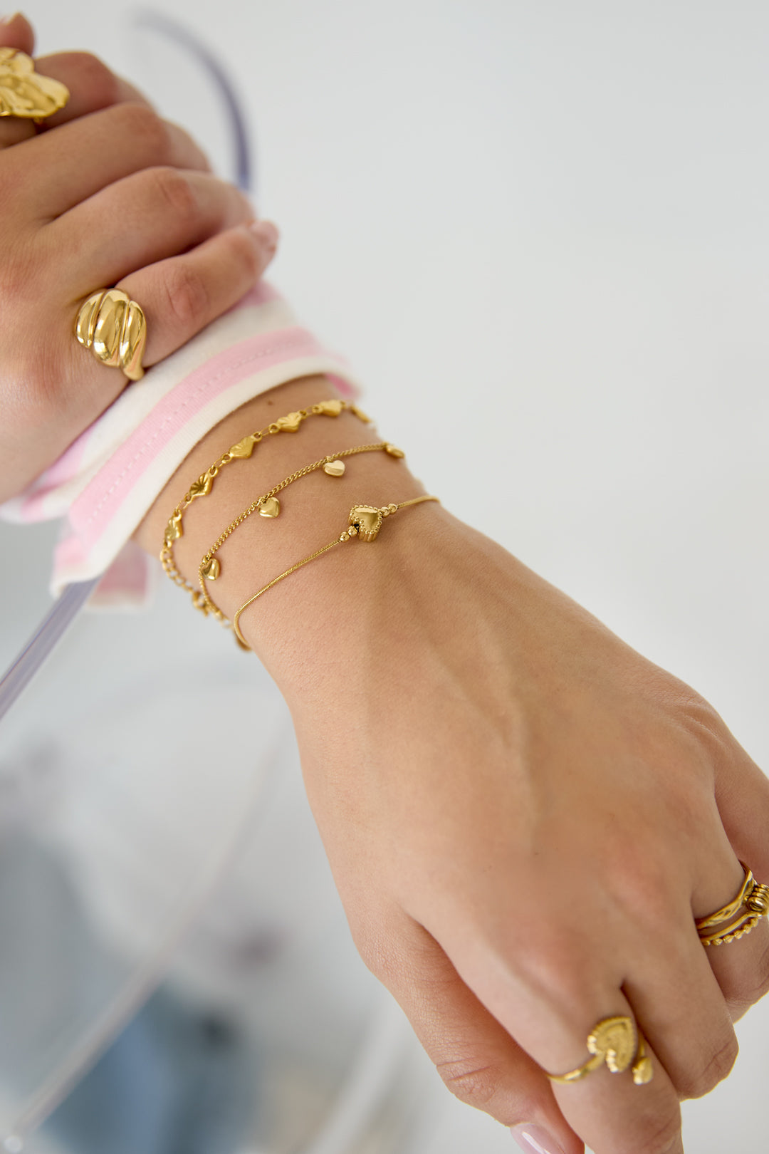 Pulsera minimalista con corazón decorado
