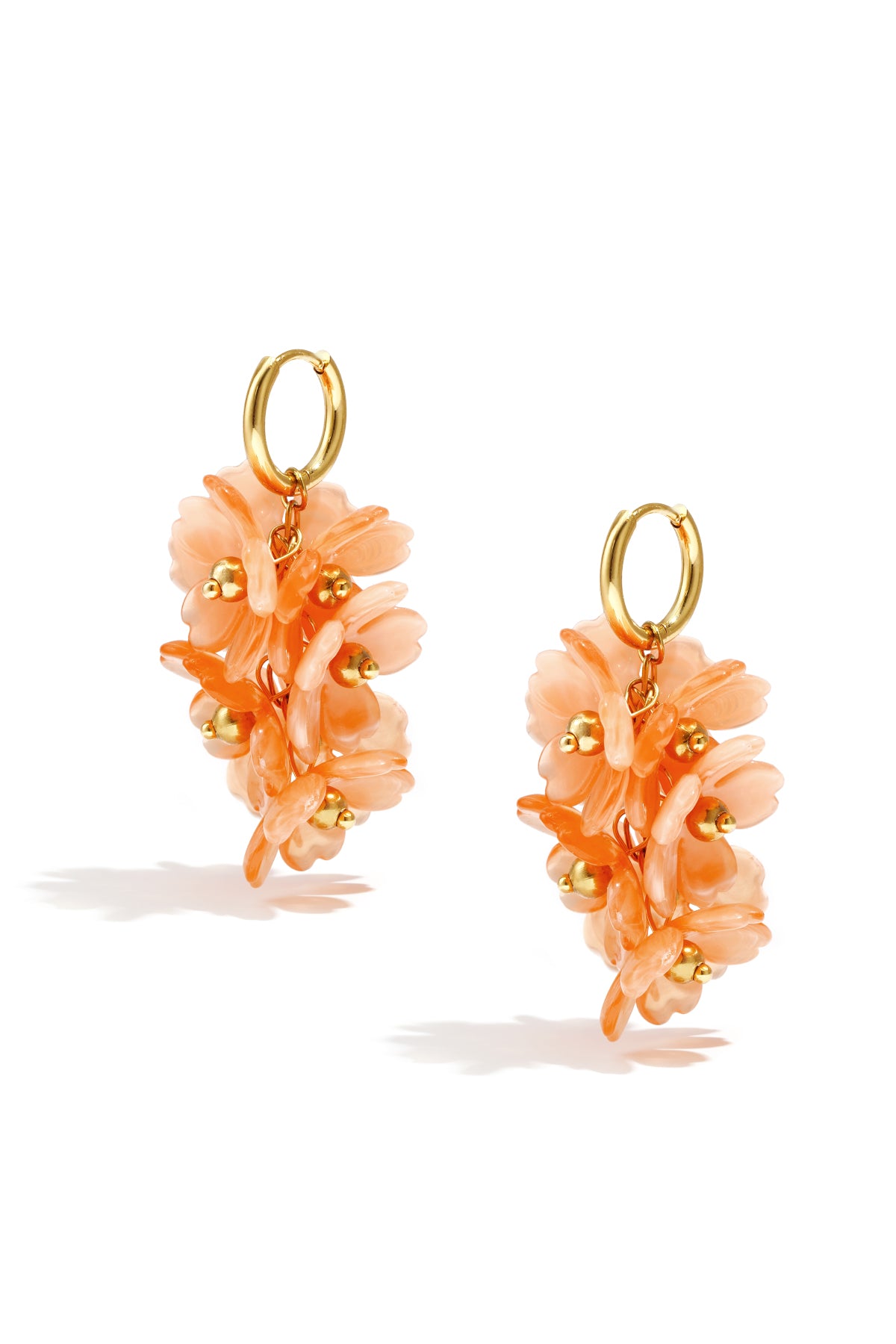 Pendientes con una guirnalda de flores colgante