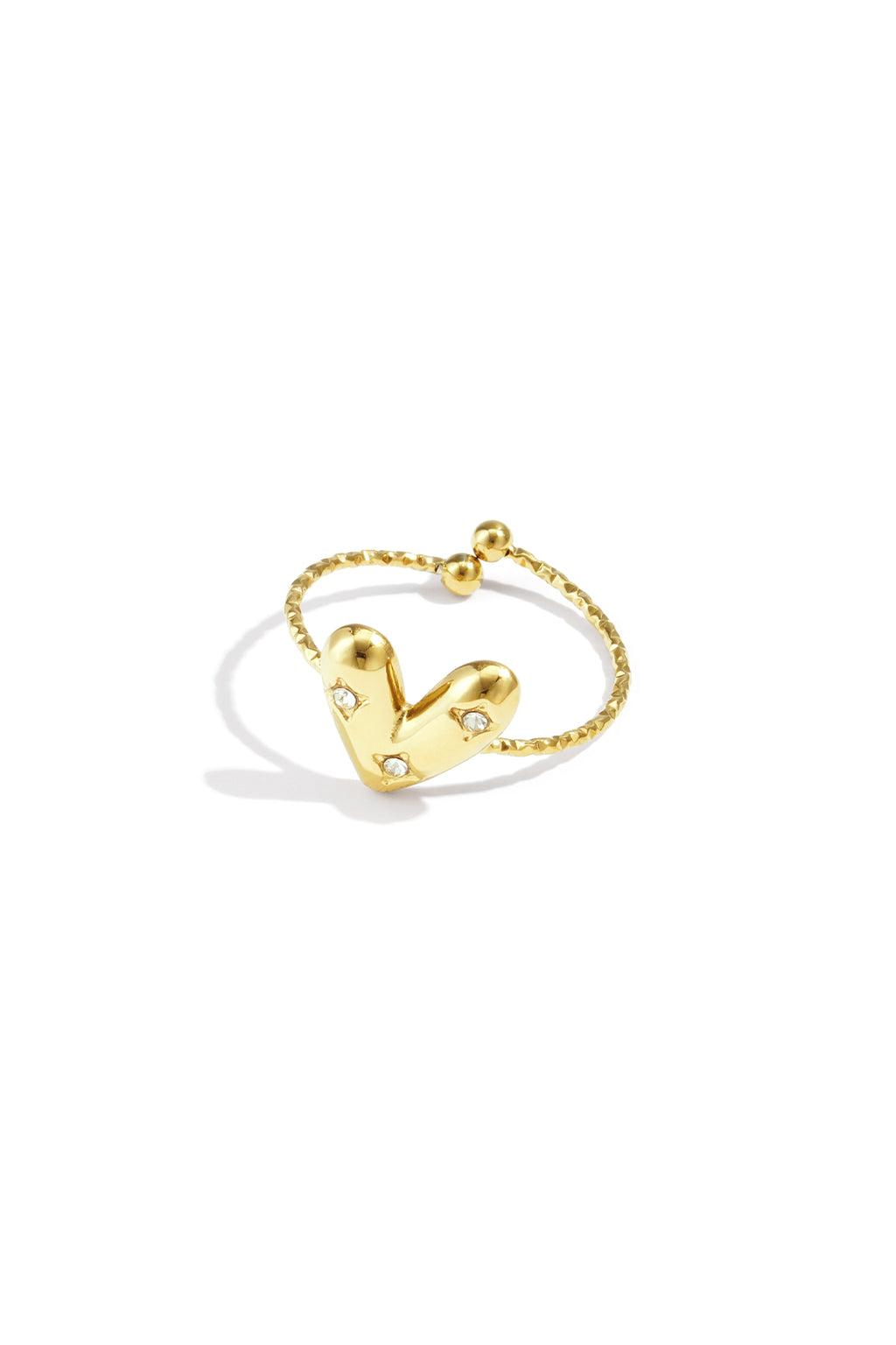 Anillo ajustable con corazón decorado.