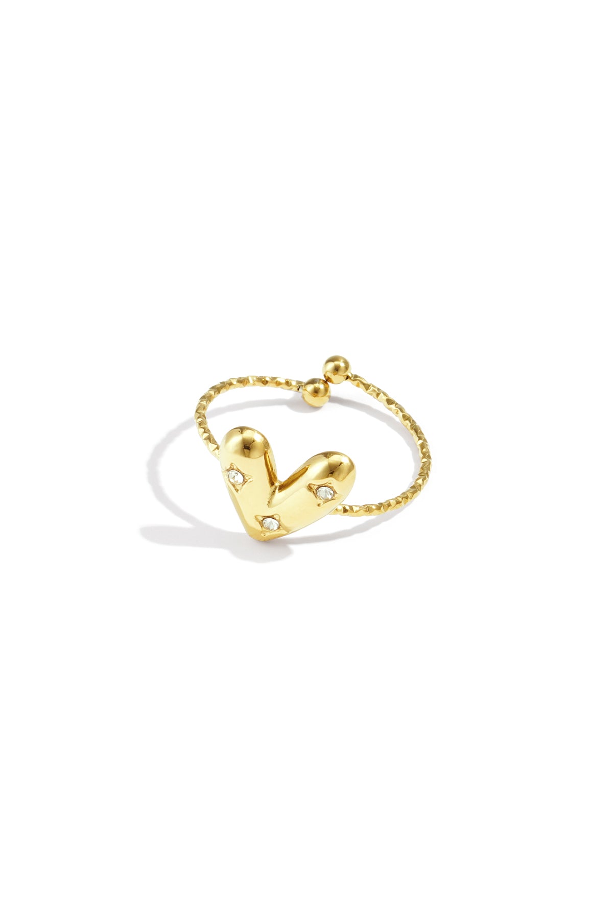 Anillo ajustable con corazón decorado.