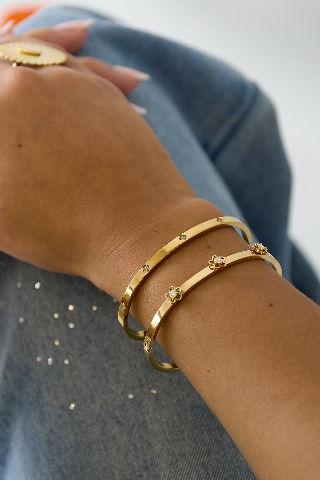 Pulsera con detalle floral y pedrería