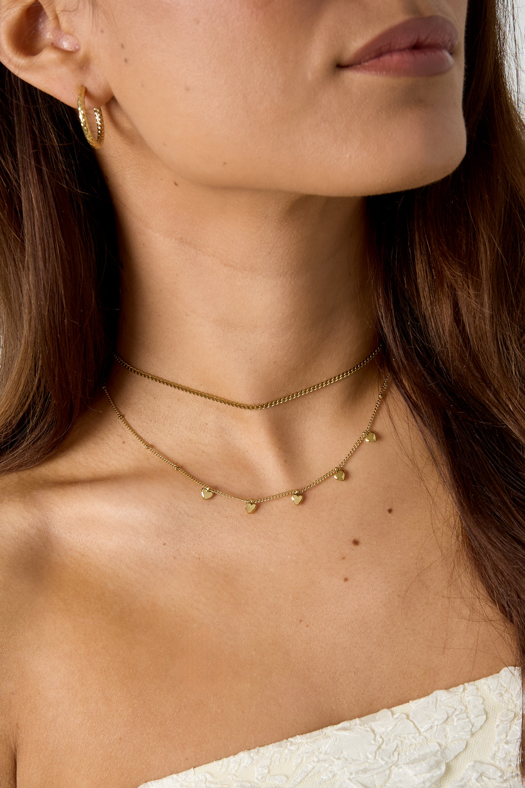 Collar minimalista con pequeños corazones