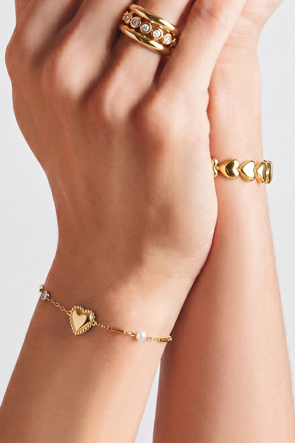 Pulsera con perla, piedra y corazón llamativo
