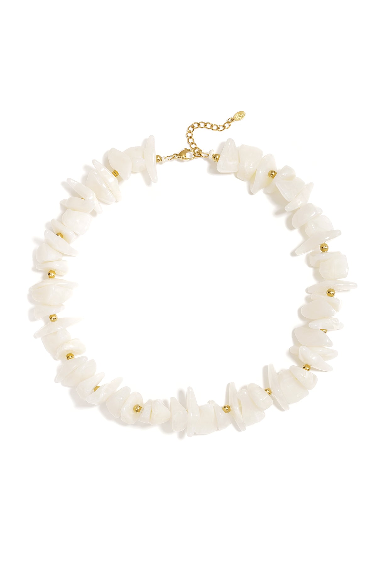 Collar de cuentas con piedras de diferentes formas y colores.