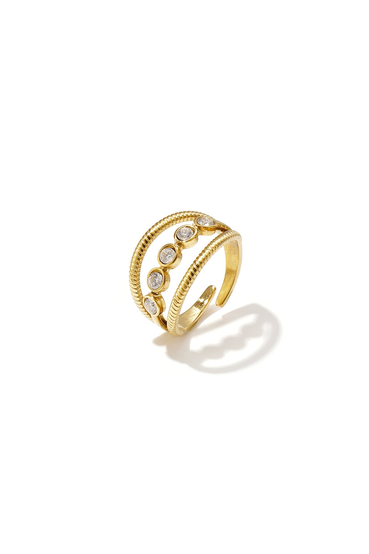 Anillo en capas con piedras