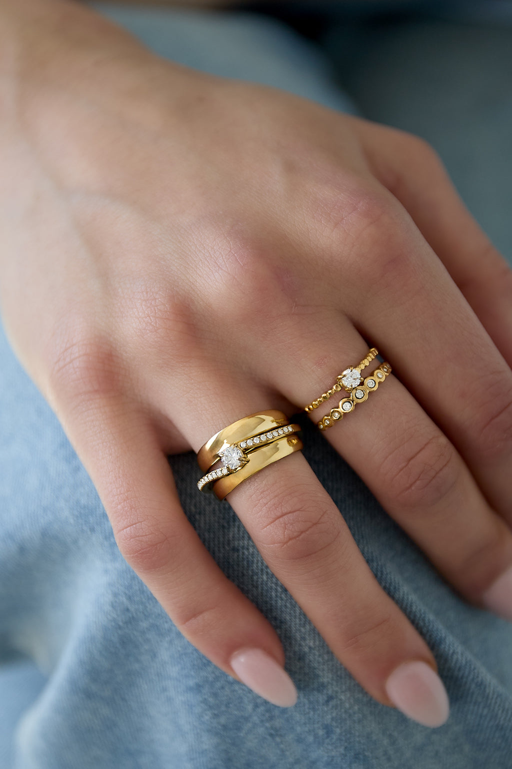 Anillo en capas con piedras