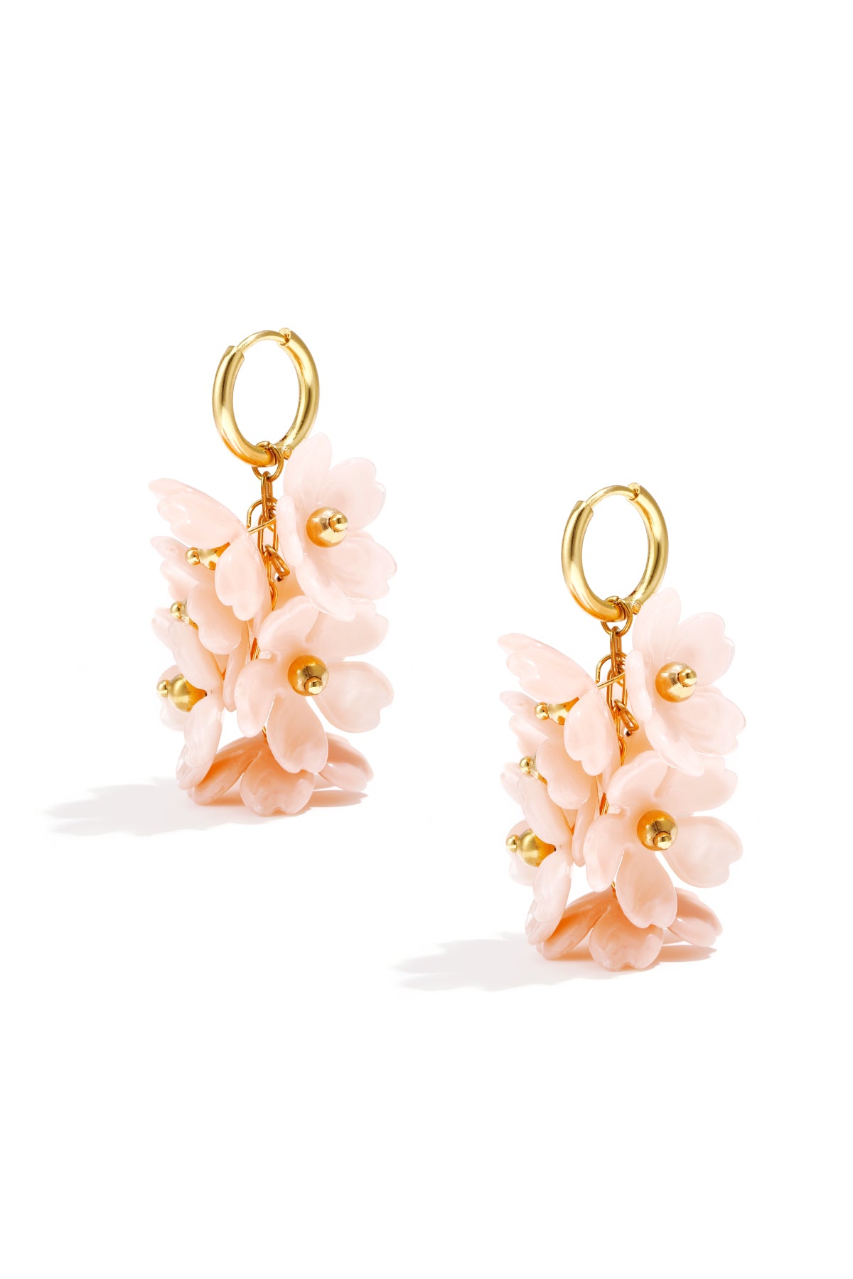 Pendientes con una guirnalda de flores colgante