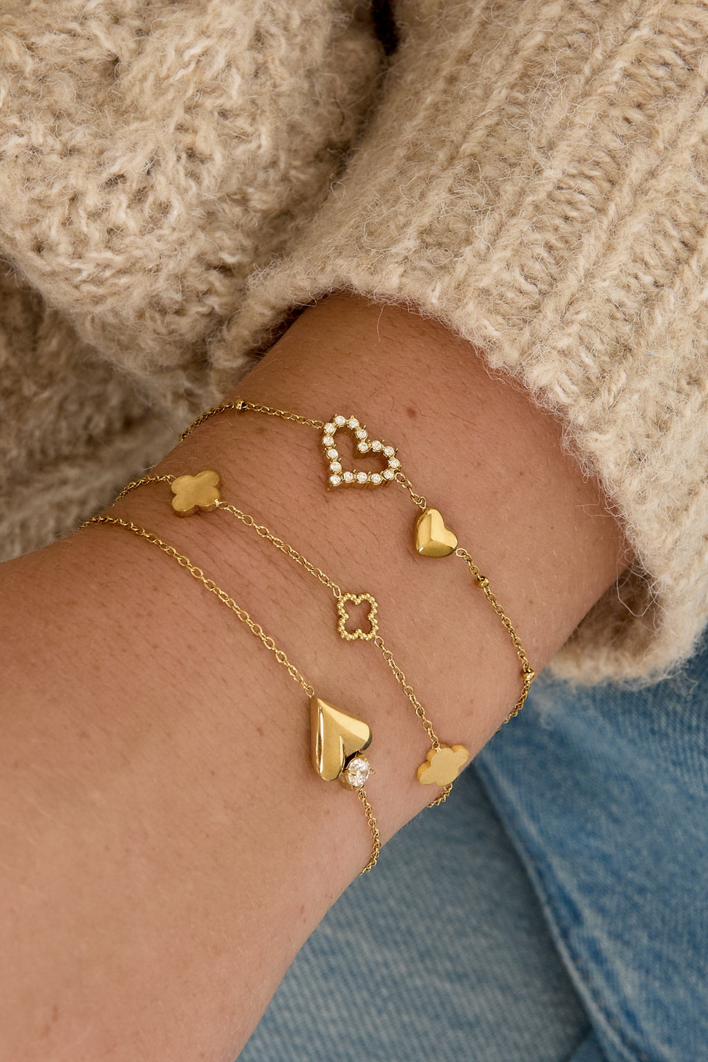 Pulsera con dijes trébol chapada en oro de 14 quilates