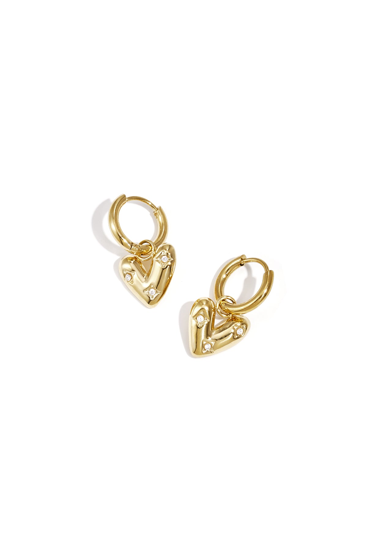 Pendientes con colgante en forma de corazón y circonita.
