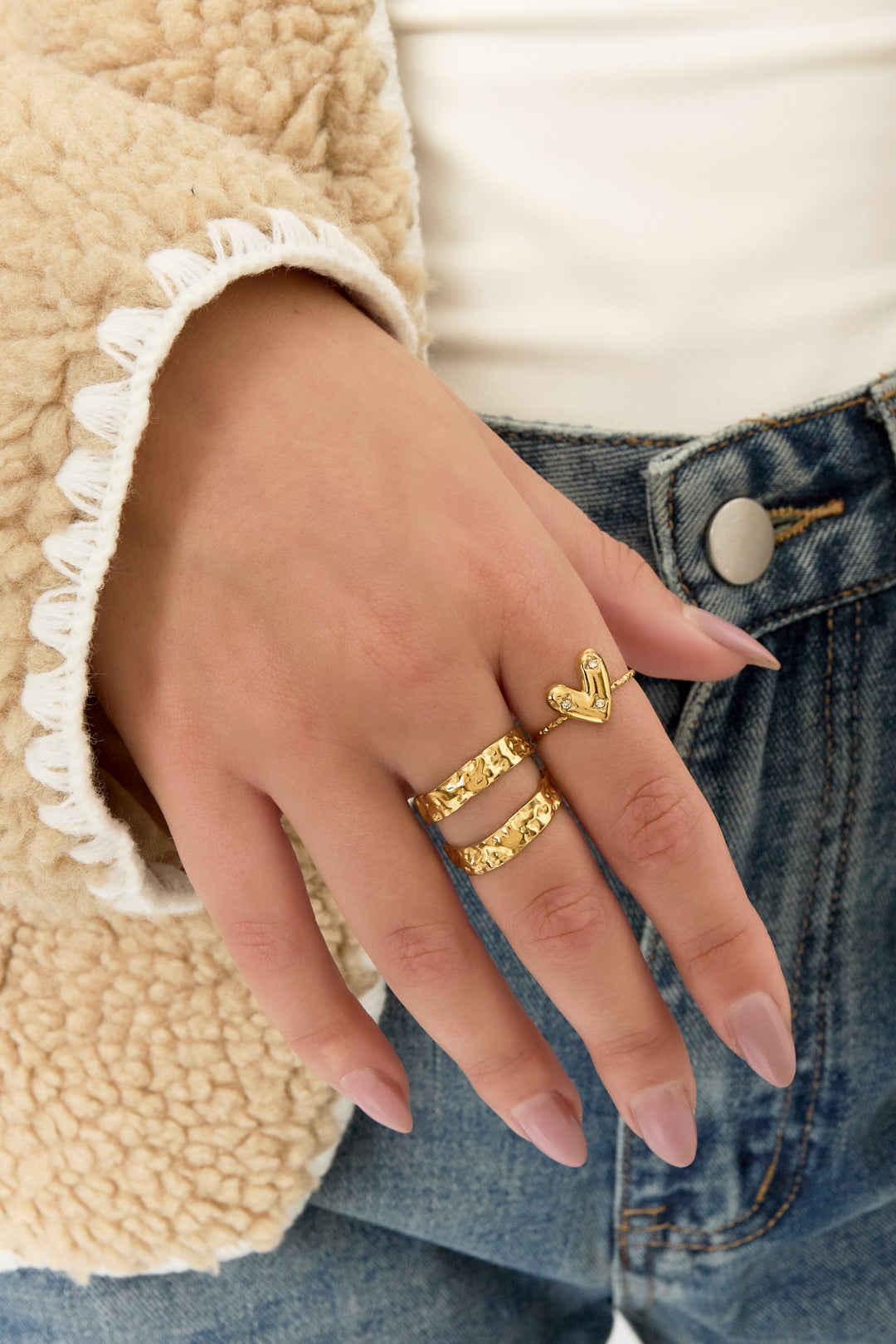 Anillo ajustable con corazón decorado.