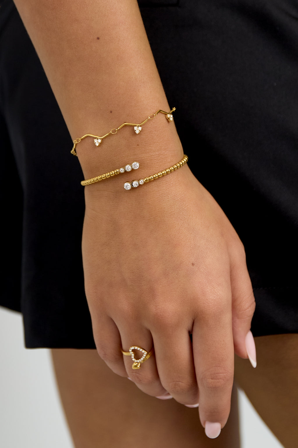 Pulsera con diseño en zigzag y piedras