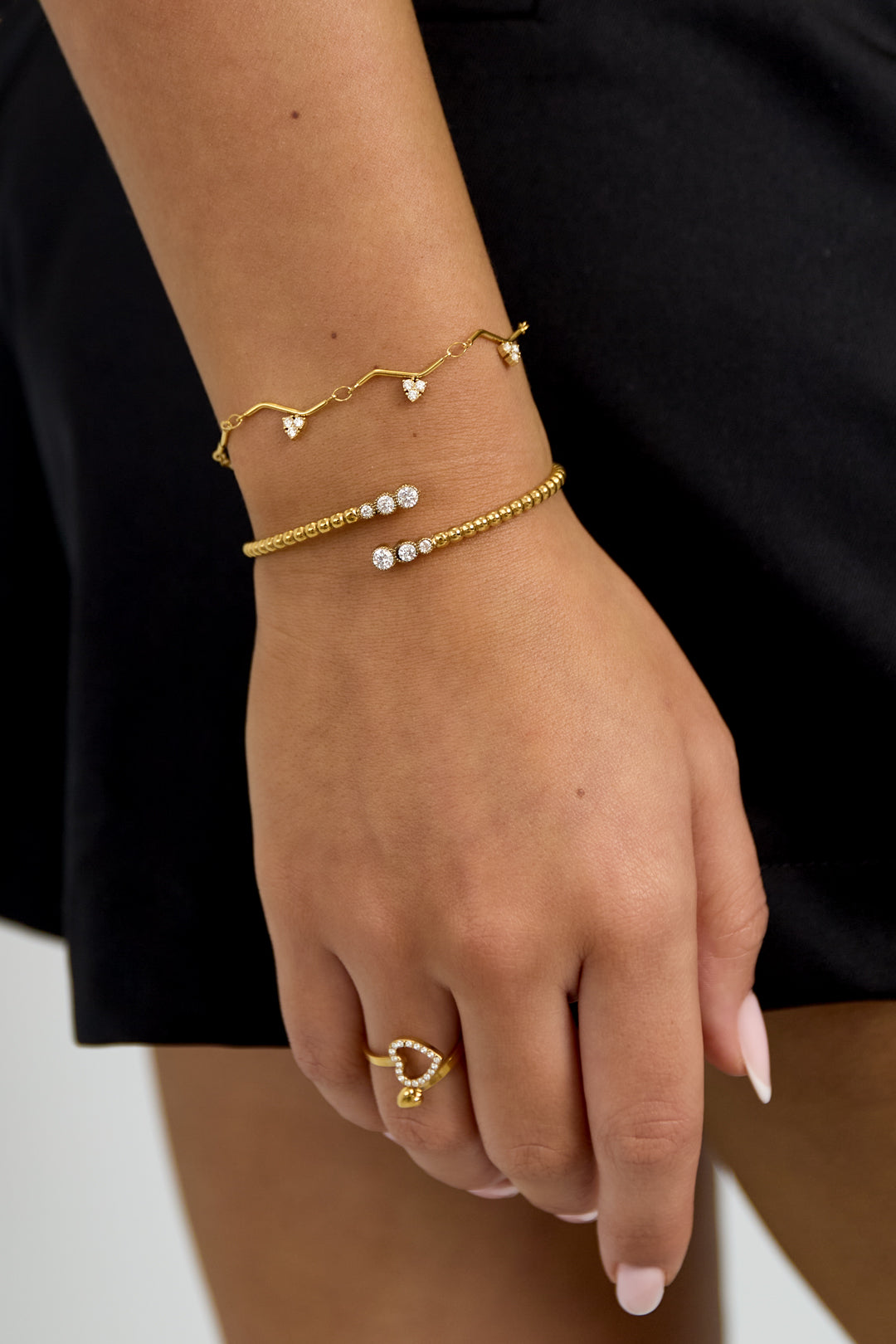 Pulsera con diseño en zigzag y piedras