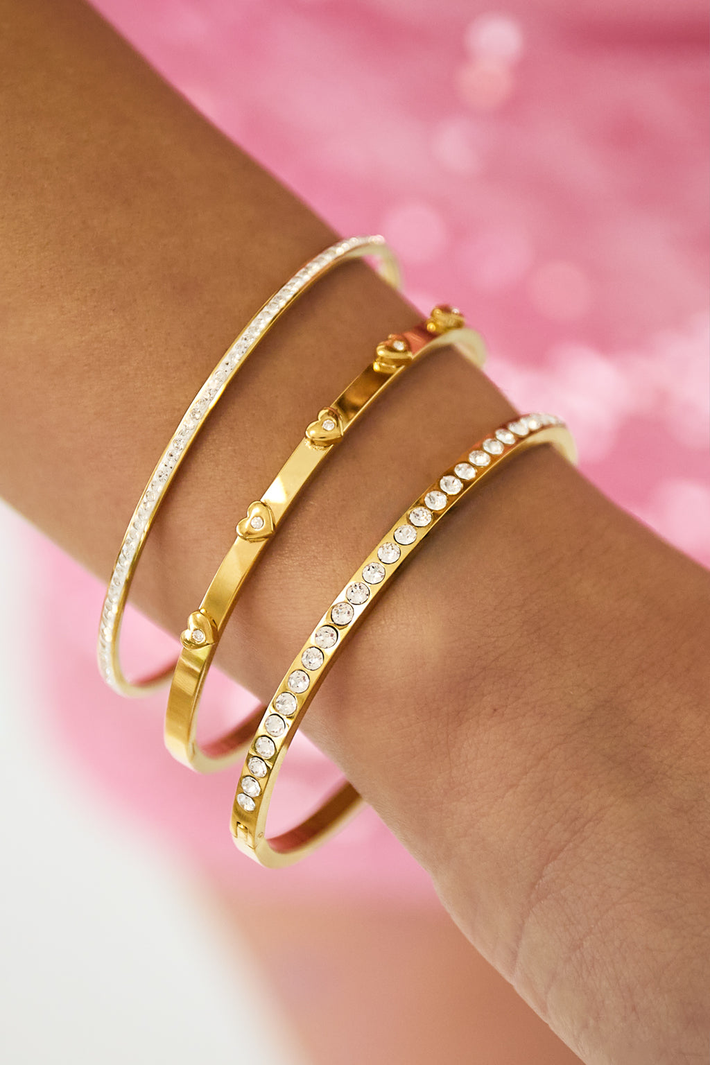 Brazalete con hilera de piedras