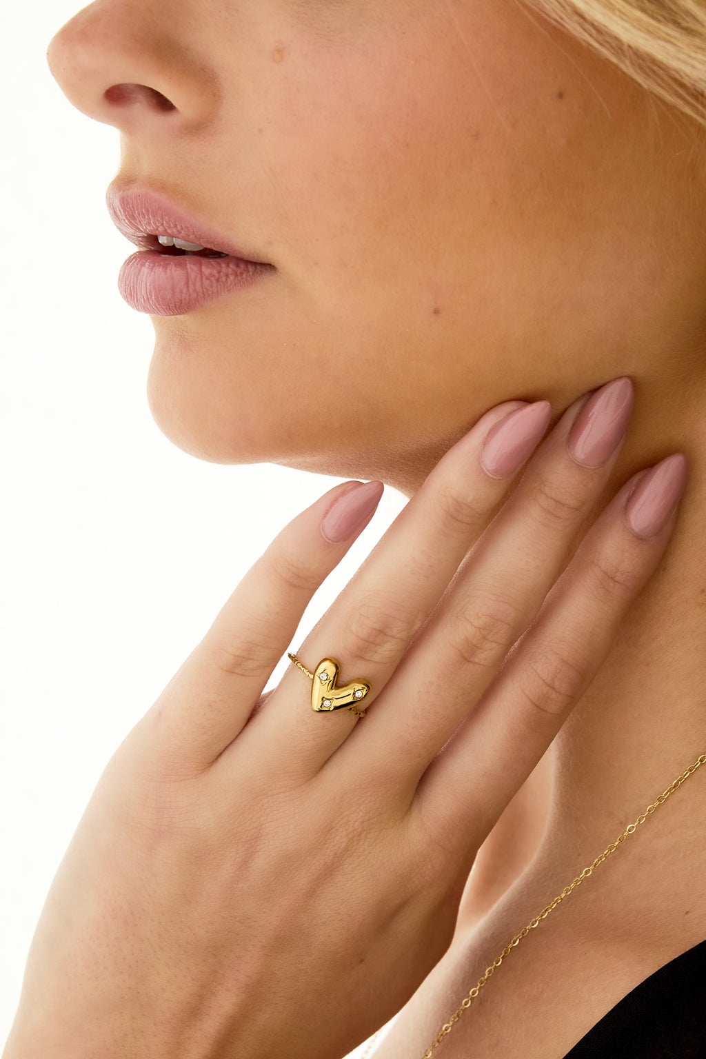 Anillo ajustable con corazón decorado.