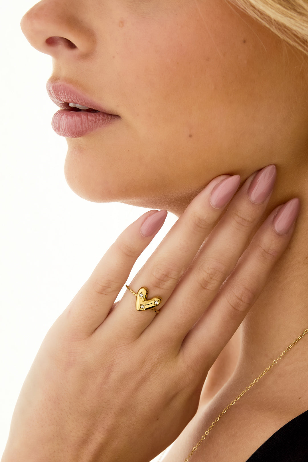 Anillo ajustable con corazón decorado.
